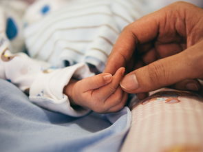 宝宝手指被门夹了指甲发黑脱落怎么办 宝宝手指被门夹了指甲发黑脱落怎么办